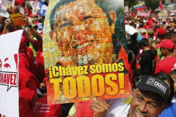 Apoiador de Hugo Chávez carrega cartaz com a imagem do presidente venezuelano durante manifestação (REUTERS/Jorge Silva)