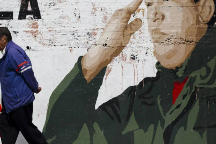 
	Ch&aacute;vez est&aacute; em Havana, capital de Cuba, desde o dia 11 de dezembro, quando foi submetido a uma cirurgia para a retirada de um tumor maligno na regi&atilde;o p&eacute;lvica
 (REUTERS / Carlos Garcia Rawlins)
