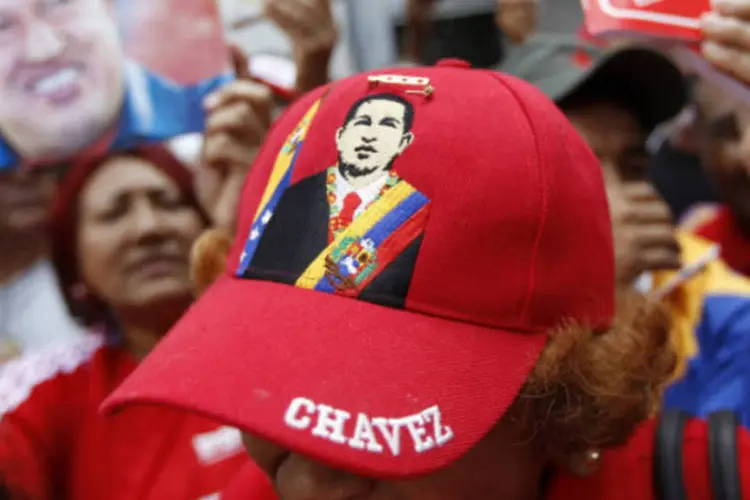
	Apoiador de Hugo Ch&aacute;vez: Ch&aacute;vez permanece em Cuba ap&oacute;s passar por uma cirurgia em 11 de dezembro.
 (REUTERS/Carlos Garcia Rawlins)