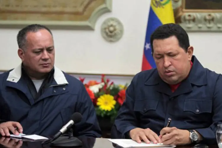 
	Presidente da Assembleia Nacional, Diosdado Cabello, e Ch&aacute;vez: ele &eacute; o n&uacute;mero tr&ecirc;s do governo e tem possibilidade de assumir a presid&ecirc;ncia tempor&aacute;ria na Venezuela
 (AFP)