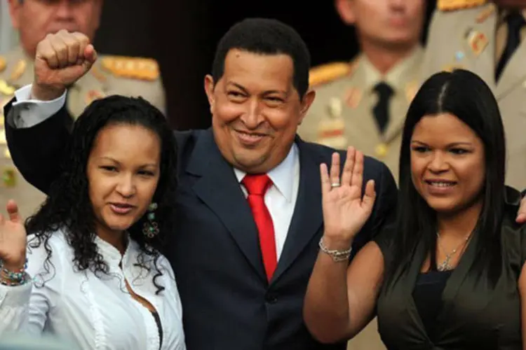 
	Hugo Ch&aacute;vez com suas filhas: o governante deveria tomar posse de seu cargo amanh&atilde;.&nbsp;
 (AFP/ Juan Barreto)