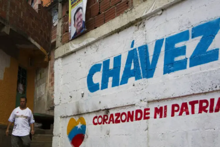 
	Mural de apoio ao presidente da Venezuela com os dizeres: &quot;Chav&eacute;z, cora&ccedil;&atilde;o da minha p&aacute;tria&quot;, em Caracas
 (REUTERS/Carlos Garcia Rawlins)