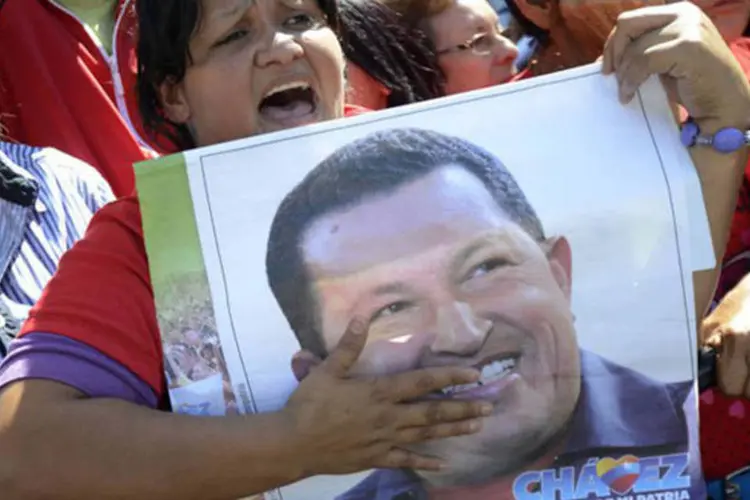 Partidários do presidente venezuelano, Hugo Chávez, participam de manifestação em Caracas em 5 de janeiro
 (Leo Ramirez/AFP)