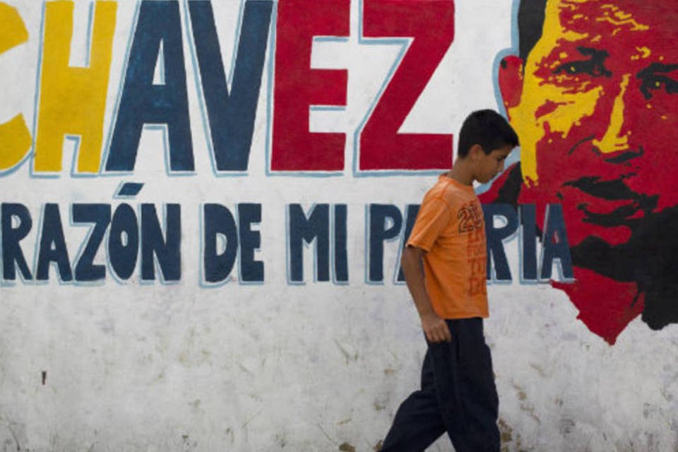 Hugo Chávez tem "grave infecção pulmonar", diz ministro