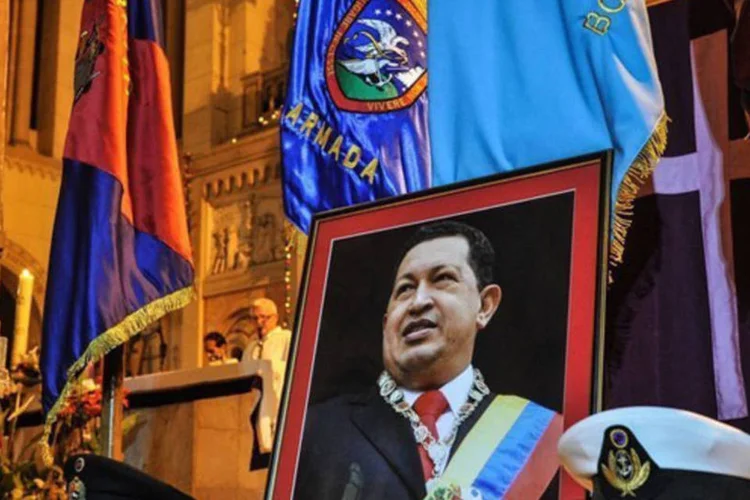 
	Ch&aacute;vez, que se recupera em Havana de uma opera&ccedil;&atilde;o para retirar um c&acirc;ncer, na semana passada, dever&aacute; assumir o poder diante da Assembleia Nacional no dia 10 de janeiro
 (AFP/Adalberto Roque)