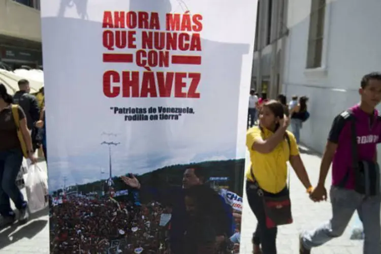 Cartaz de apoio ao presidente vezeluelano Hugo Chávez na praça Simón Bolívar, em Caracas (AFP / Juan Barreto)