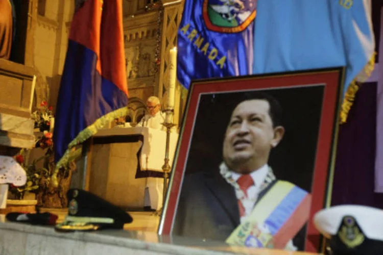 
	Padre conduz missa em favor de Hugo Ch&aacute;vez: &#39;&#39;O governo bolivariano exige respeito do presidente dos Estados Unidos e dos funcion&aacute;rios de seu governo&quot;, disse Ernesto Villlegas
 (REUTERS / Desmond Boylan)