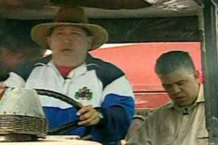 Hugo Chávez aparece dirigindo um trator e com chapéu de palha: Presidente conversou com criadores de gado e trabalhadores do campo (Reprodução)