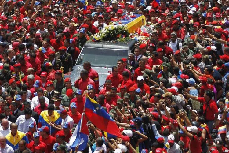 Cortejo de Hugo Chávez: "Até a vitória sempre, comandante! Nós te amamos!", gritavam entre lágrimas milhares de seguidores. (REUTERS/Jorge Dan Lopez)