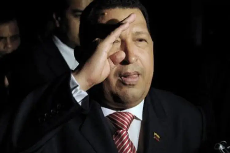 Chávez cumprimenta a imprensa após se encontrar com Dilma Rousseff em Brasília: Venezuela assinou um contrato de compra de seis aviões do modelo E190 da Embraer, além de uma opção de compra de outras 14 aeronaves similares (Pedro Ladeira/AFP)