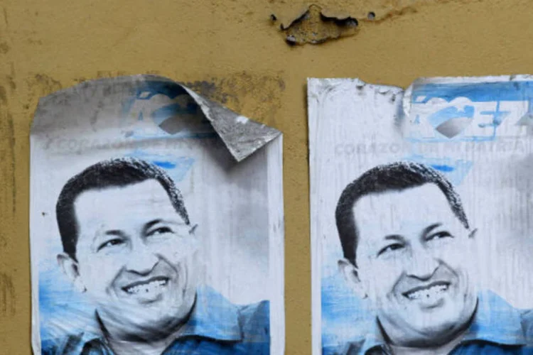 
	Cartazes com a imagem de Hugo Ch&aacute;vez em rua de Caracas:&nbsp;estrategistas da oposi&ccedil;&atilde;o e partid&aacute;rios est&atilde;o intimidados e revoltados com o que veem como a explora&ccedil;&atilde;o grosseira do nome do l&iacute;der falecido pelo governo.
 (REUTERS/Mariana Bazo)