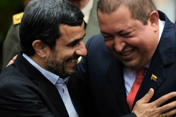 
	Mahmud Ahmadinejad e Hugo Ch&aacute;vez durante encontro em Caracas, em 9 de janeiro de 2012
 (AFP / Juan Barreto)