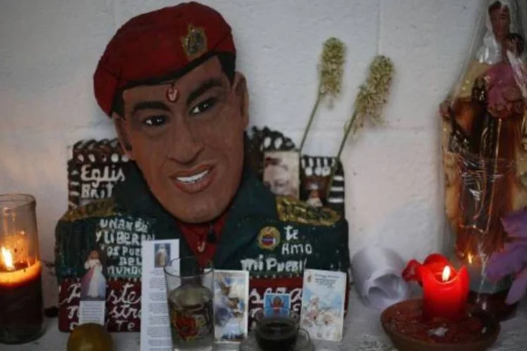 Altar improvisado para Chávez em bairro de Caracas (Reuters)