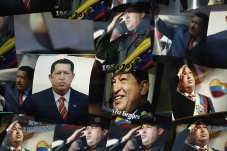 
	Fotos de Hugo Ch&aacute;vez durante seu funeral: presidente em exerc&iacute;cio Nicol&aacute;s Maduro prometeu pressionar por uma investiga&ccedil;&atilde;o s&eacute;ria sobre a alega&ccedil;&atilde;o
 (REUTERS / Jorge Dan Lopez)