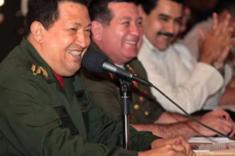 Hugo Chávez, presidente da Venezuela: é "um dos três aviões que já fabricamos aqui e vamos seguir fabricando" (Presidencia/AFP)