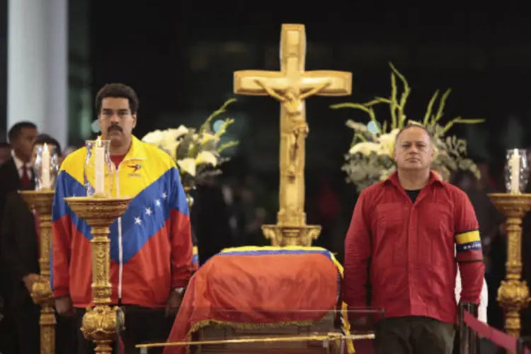 O vice-presidente da Venezuela, Nicolas Maduro, e o presidente da Assembléia Nacional, Diosdado Cabello, ao lado do caixão de Hugo Chávez, durante um velório na Academia Militar, em Caracas (REUTERS / Palácio de Miraflores)