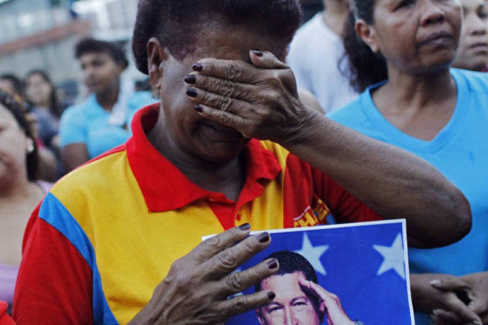 Dor e lágrimas nas ruas da Venezuela após morte de Chávez