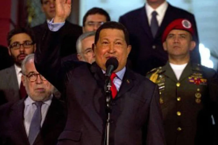 Hugo Chávez discursa diante da delegação do Brasil: país deu missão ao presidente venezuelano para acelerar integração ao Mercosul (Juan Barreto/AFP)
