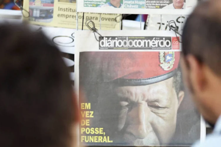 
	Jornais com a not&iacute;cia da morte do presidente da Venezuela Hugo Ch&aacute;vez s&atilde;o exibidos em loja de S&atilde;o Paulo
 (Paulo Whitaker/Reuters)