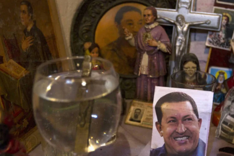 
	Foto do presidente da Venezuela, Hugo Ch&aacute;vez, em um altar religioso: delicada situa&ccedil;&atilde;o tem levantado d&uacute;vidas sobre sua capacidade em assumir o governo
 (Carlos Garcia Rawlins/Reuters)