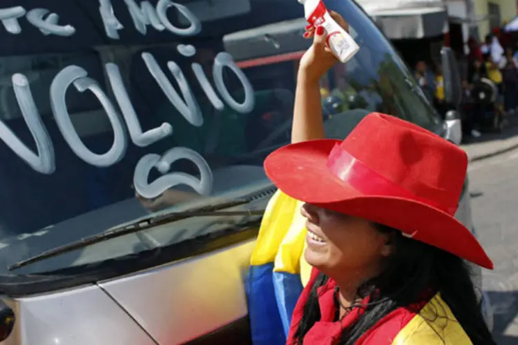 Chavistas comemoram retorno de Chávez: nas imediações do hospital, os seguidores de Chávez cantam e celebram a chegada do presidente. (REUTERS/Jorge Silva)