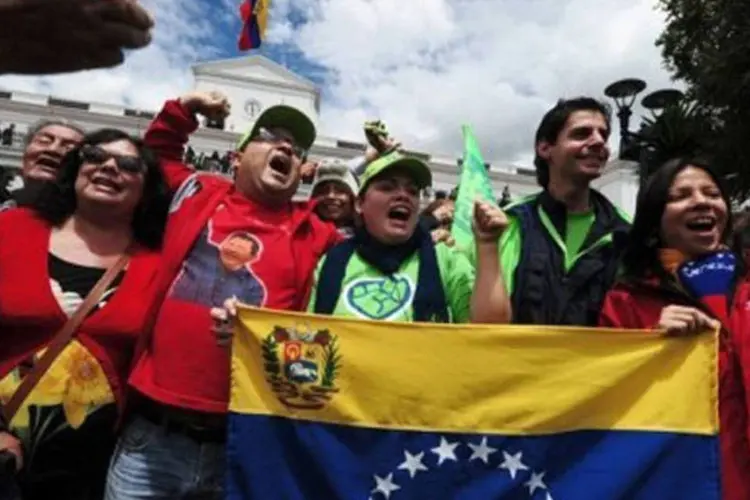 Chavistas comemoram, em Caracas, o retorno de Chávez (©afp.com / rodrigo buendia)