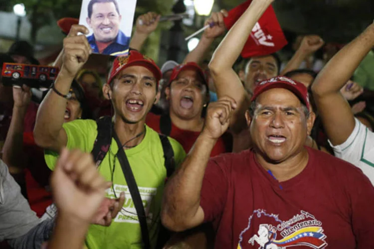 Chavistas protestam contra Capriles: vários deputados do conselho legislativo do estado aproveitaram para anunciar também que vão se reunir para declarar a ausência absoluta de Capriles. (REUTERS/Tomas Bravo)