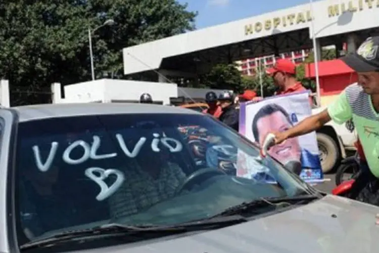 Chavistas se concentram em frente ao hospital onde o presidente venezuelano está internado (AFP)