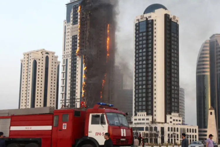 Prédio pega fogo na Chechênia: as autoridades evacuaram 30 pessoas que trabalhavam no imóvel, que, de acordo com testemunhas, está praticamente coberto por uma densa nuvem de fumaça preta. (REUTERS/Yelena Fitkulina)