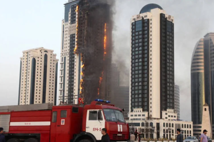 Prédio pega fogo na Chechênia: as autoridades evacuaram 30 pessoas que trabalhavam no imóvel, que, de acordo com testemunhas, está praticamente coberto por uma densa nuvem de fumaça preta. (REUTERS/Yelena Fitkulina)