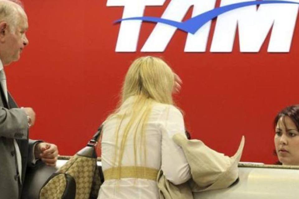 Passageiros fazem check-in em balcão da TAM no aeroporto Santos Dumont, no Rio de Janeiro: Credit Suisse diminuiu mais de 5% de sua participação (Sergio Moraes/Reuters)