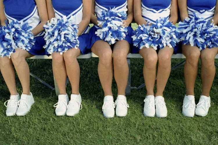 Líderes de torcida sentadas: relatos de agressores universitários estuprando vítimas universitárias aumentam em 58 % em dia de competições locais de futebol americano (Thinkstock)
