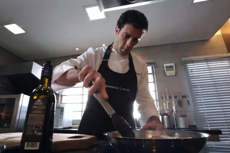 
	Rodrigo Oliveira: o chef dos restaurantes Mocot&oacute; e Esquina Mocot&oacute;, vencedor de uma estrela do Guia Michelin neste ano
 (Reprodução / Facebook)