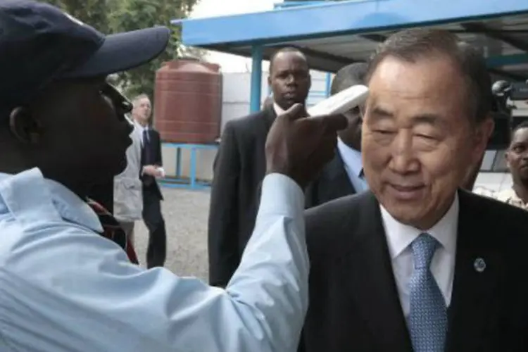 O chefe da ONU, Ban Ki-moon, tem sua temperatura medida ao chegar em Guiné em missão da ONU para o ebola (Evan Schneider/AFP)