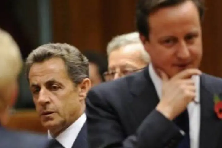 Presidente francês, Nicolas Sarkozy, e primeiro-ministro britânico, David Cameron, durante a reunião (John Thys/AFP)