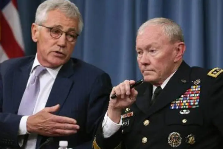 O secretário de Defesa americano, Chuck Hagel (e), e o chefe do Estado-Maior das Forças Armadas americanas, general Martin Dempsey (Mark Wilson/AFP)
