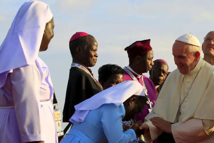 
	Chegada do Papa Francisco a Uganda: mais tarde, o pont&iacute;fice falou para dezenas de milhares de jovens no est&aacute;dio de Kasarani, onde tamb&eacute;m foi recebido com entusiasmo
 (James Akena/ Reuters)