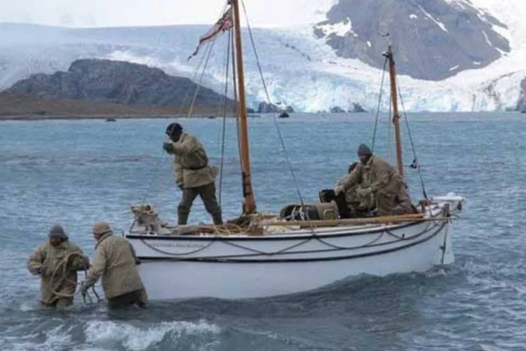 
	Equipe chega &agrave; Ant&aacute;rtica: Chefiada pelo renomado aventureiro Tim Jarvis, a equipe de seis tripulantes chegou a Pegotty Bluff, na acidentada Ge&oacute;rgia do Sul
 (AFP/ Jo Stewart)