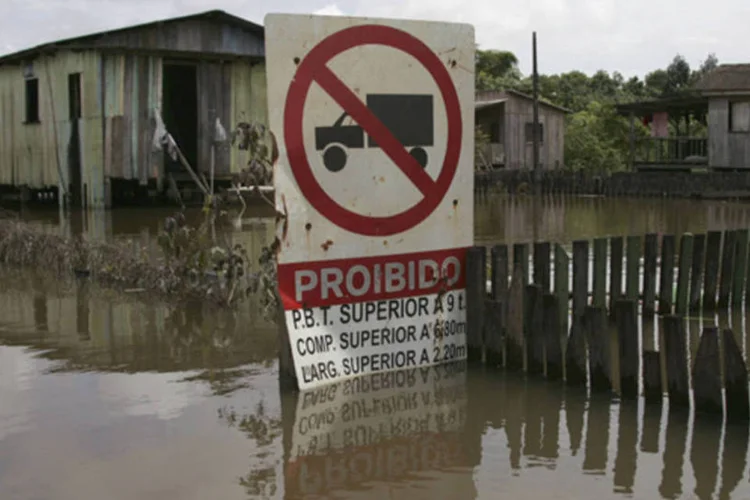 
	Casas e ruas alagadas no Acre: MP libera recursos para atender v&iacute;timas de&nbsp;desastres naturais&nbsp;em munic&iacute;pios em situa&ccedil;&atilde;o de emerg&ecirc;ncia ou calamidade p&uacute;blica
 (Odair Leal/Reuters)