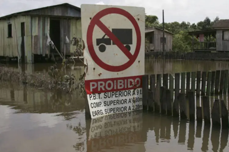 Casas e ruas alagadas são vistas após a cheia do Rio Acre por conta das fortes chuvas, em Rio Branco (Odair Leal/Reuters)