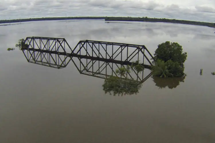Vista de uma ponte coberta pela água durante cheia do Rio Madeira próximo de Abuna, em Rondônia (Odair Leal/Reuters)