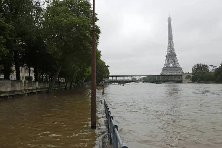 
	Cheia do Rio Sena em Paris, Fran&ccedil;a: pico de aumento do n&iacute;vel do rio, dizem as autoridades, deve ser alcan&ccedil;ando na noite desta sexta
 (Philippe Wojazer / Reuters)