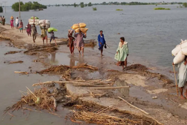 Cheias no Paquistão, em agosto de 2010, deixaram 5 milhões de desabrigados: as enchentes foram as piores da história do país (Getty Images)