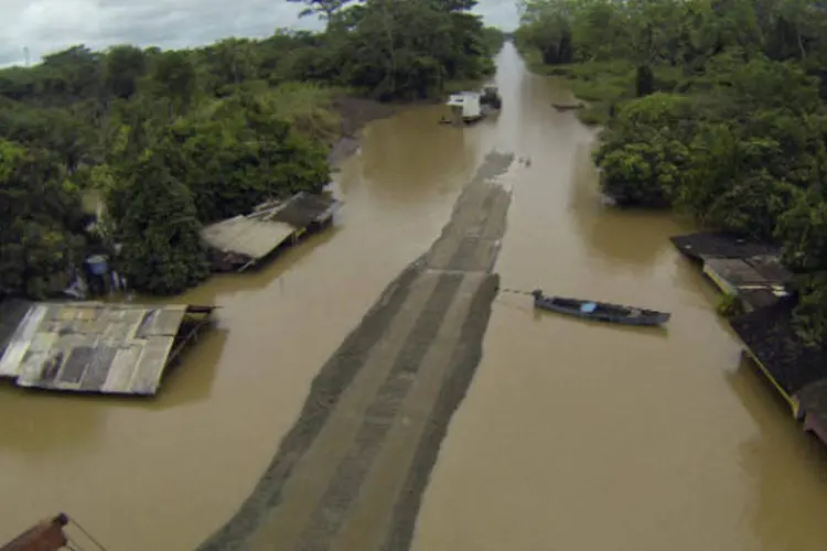 Casas ao longo da BR-364 alagadas durante cheia do Rio Madeira, em Rondônia: Prefeitura de Porto Velho decretou estado de calamidade pública no município (Odair Leal/Reuters)