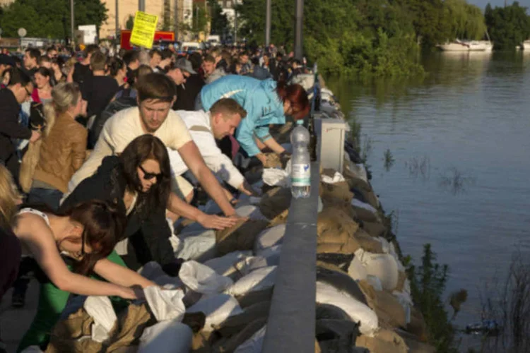 Voluntários criam barragem com sacos de areia, em um esforço para conter a cheia do rio Elba em Dresden, na Alemanha (REUTERS / Thomas Peter)