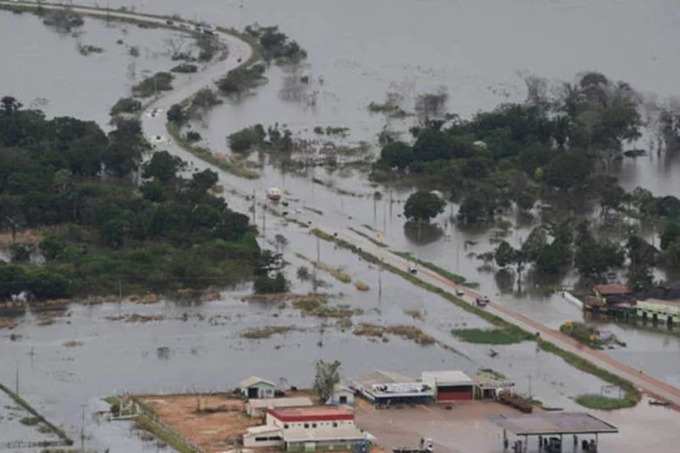 
	Cheia hist&oacute;ricia no Rio Madeira, em 24 de fevereiro: desabastecimento provocado pela cheia do rio limitou o tr&aacute;fego na BR-364, que liga o Acre a Rond&ocirc;nia
 (Lunae Parracho / Greenpeace)