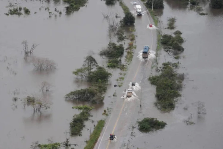 
	&Aacute;guas invadem rodovias em Rond&ocirc;nia: chuvas, que come&ccedil;aram no final do ano, se agravaram no final de fevereiro, causando estragos na regi&atilde;o
 (Lunae Parracho / Greenpeace)
