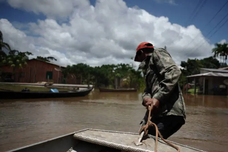 
	Morador da comunidade S&atilde;o Carlos do Jamari, em Porto Velho, Rond&ocirc;nia, puxa barco em meio &agrave; maior cheia no Rio Madeira
 (Lunae Parracho / Greenpeace)