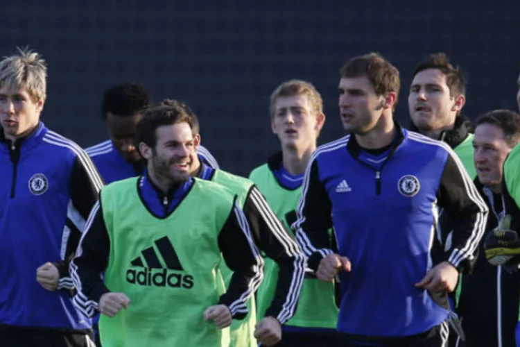 
	Jogadores do Chelsea treinam para o Mundial de Clubes em Yokohama, no Jap&atilde;o: o time usou o boliche para relaxar antes da decis&atilde;o contra o Corinthians
 (REUTERS / Kim Kyung-Hoon)