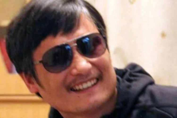 Em uma das portas do centro hospitalar, alguns cidadãos chineses já demonstravam as primeiras mostras de apoio ao ativista (AFP)